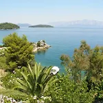 Semesterbostad Korakias Seaview Yénion